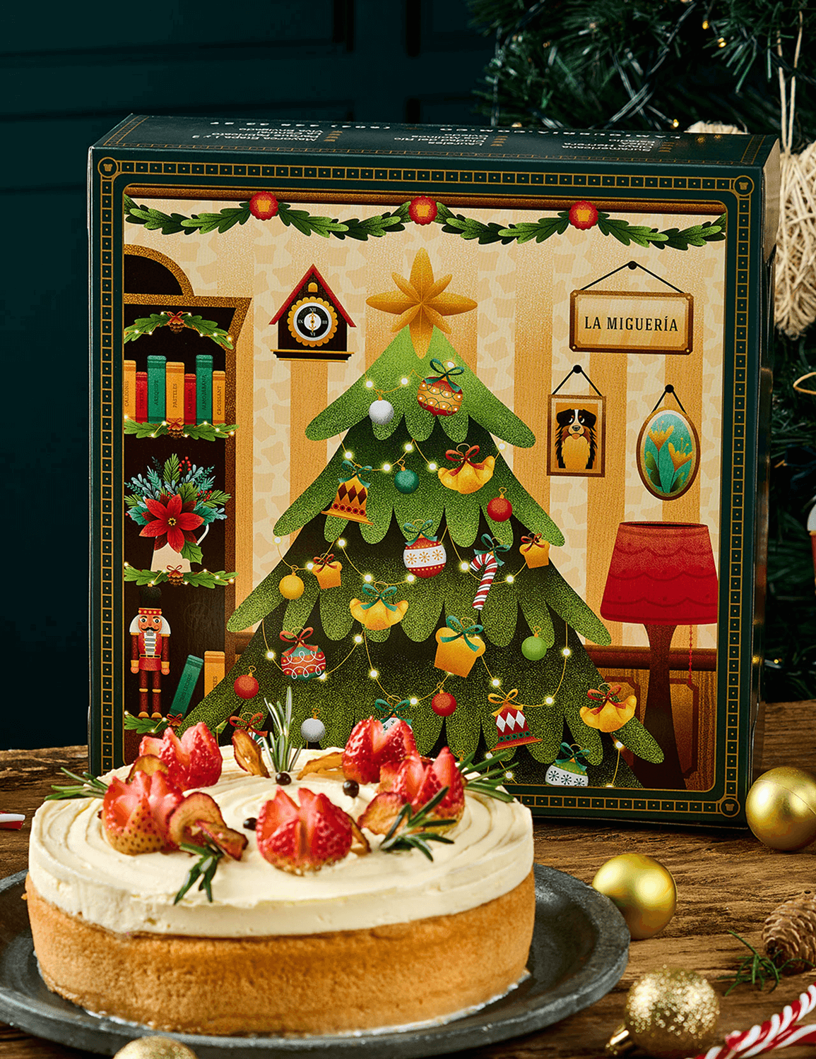 Torta navideña artesanal de La Miguería con crema blanca, fresas y romero fresco, frente a caja de repostería ilustrada con árbol de Navidad decorado, sala hogareña y cascanueces. Packaging de temporada decembrina 2025 diseñado por Intacto Studio, Medellín.