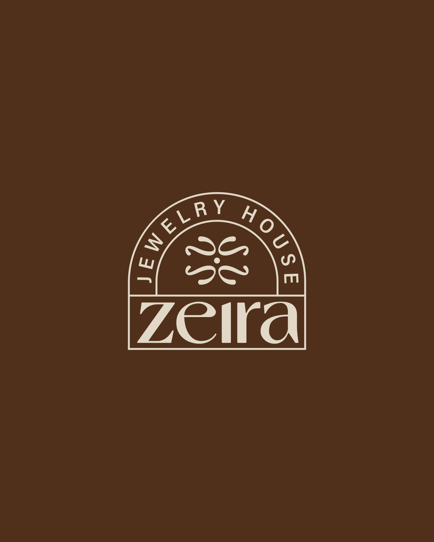 Insignia de marca para Zeira Jewelry House creada por Intacto Studio, con composición tipo badge, logotipo tipográfico Zeira, símbolo gráfico central, texto Jewelry House, fondo café profundo y aplicación secundaria del sistema de identidad visual para branding premium de joyería elegante.