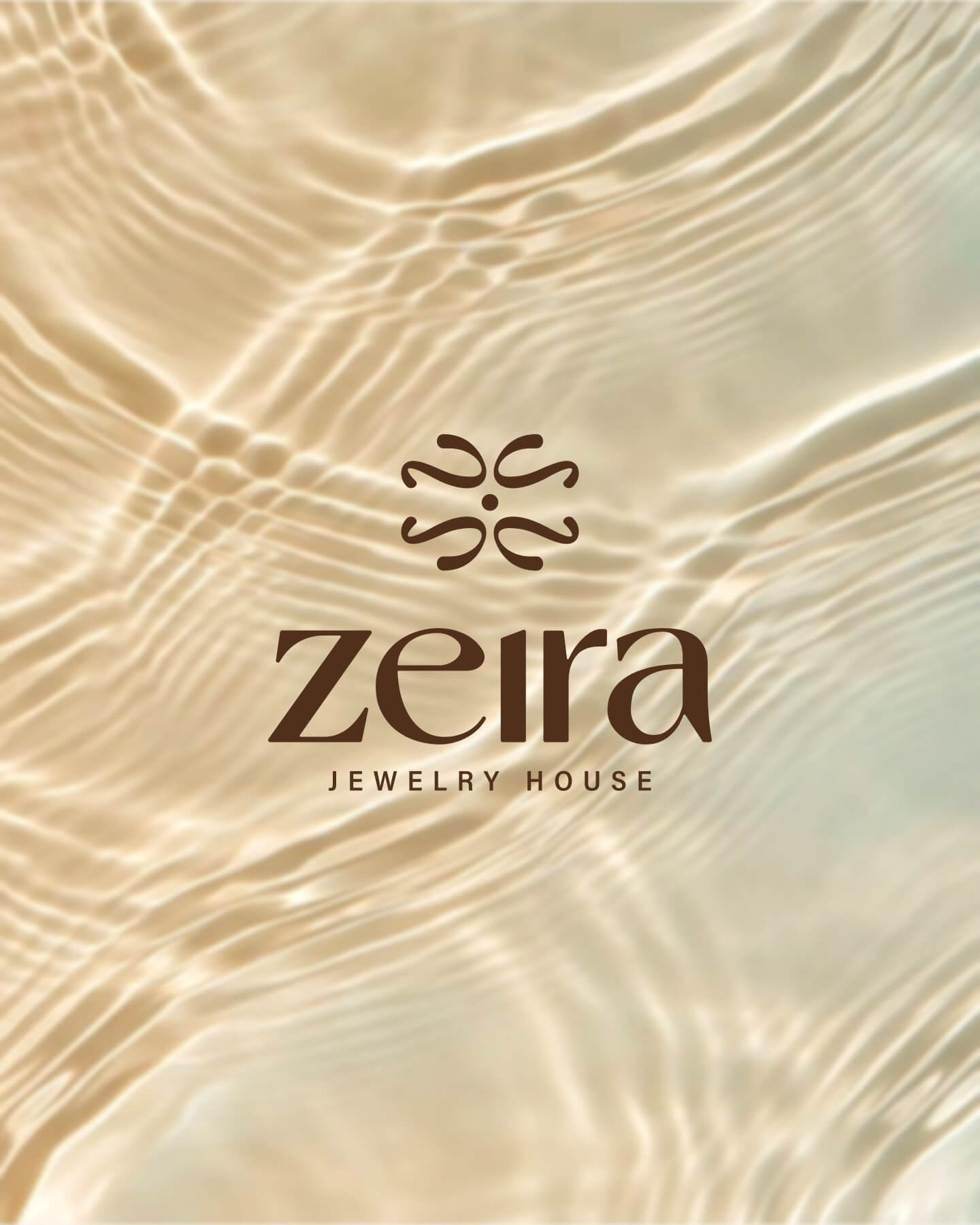 Aplicación de logotipo e identidad visual de Zeira Jewelry House creada por Intacto Studio, presentada sobre una textura beige cálida con reflejos de agua, símbolo de marca, tipografía elegante y dirección de arte sofisticada para branding premium de joyería.