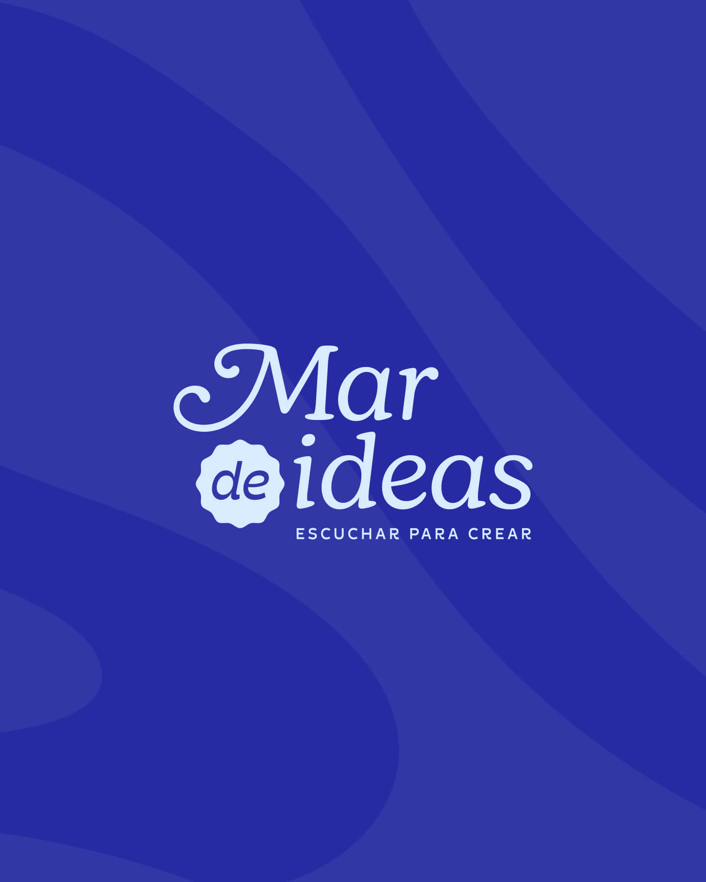 Logotipo de Mar de Ideas sobre fondo azul con formas orgánicas, tagline “Escuchar para crear” y sistema visual de marca personal desarrollado por Intacto Studio.