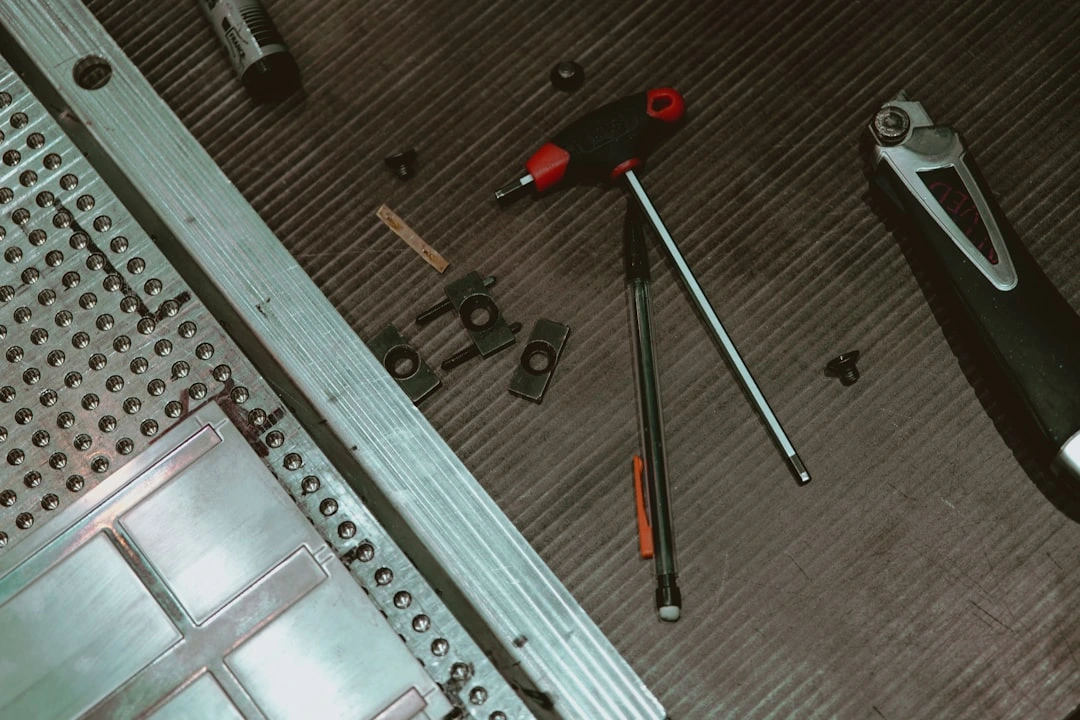 Hissin korjaukseen tarvittavia työkaluja pöydällä