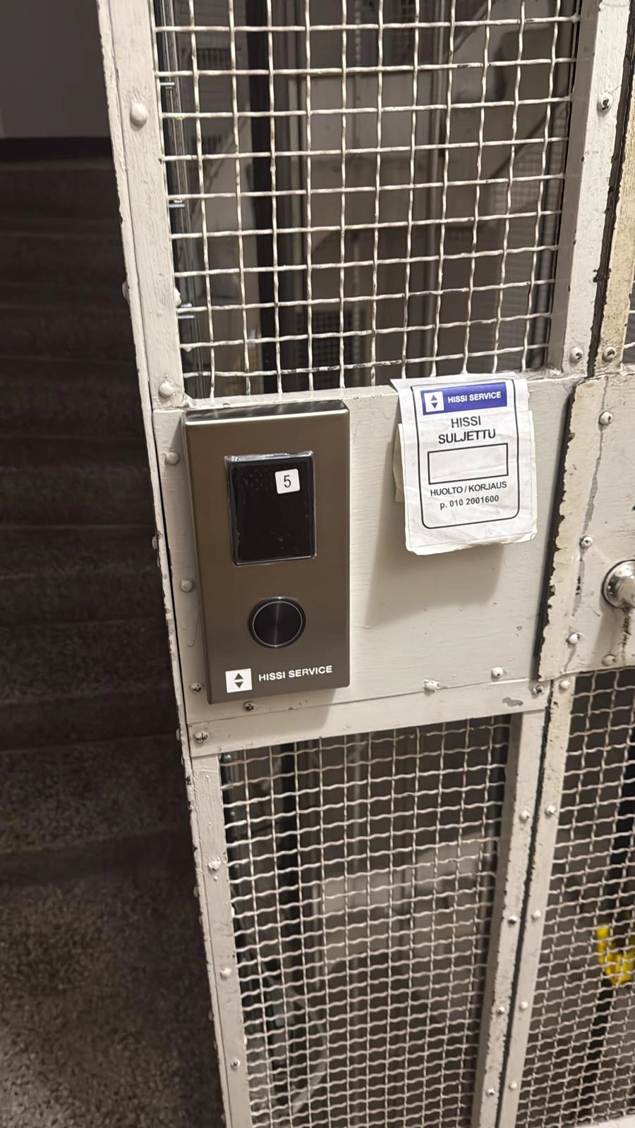 Hissi Service Oy:n uusi hissinappi asennettuna. 