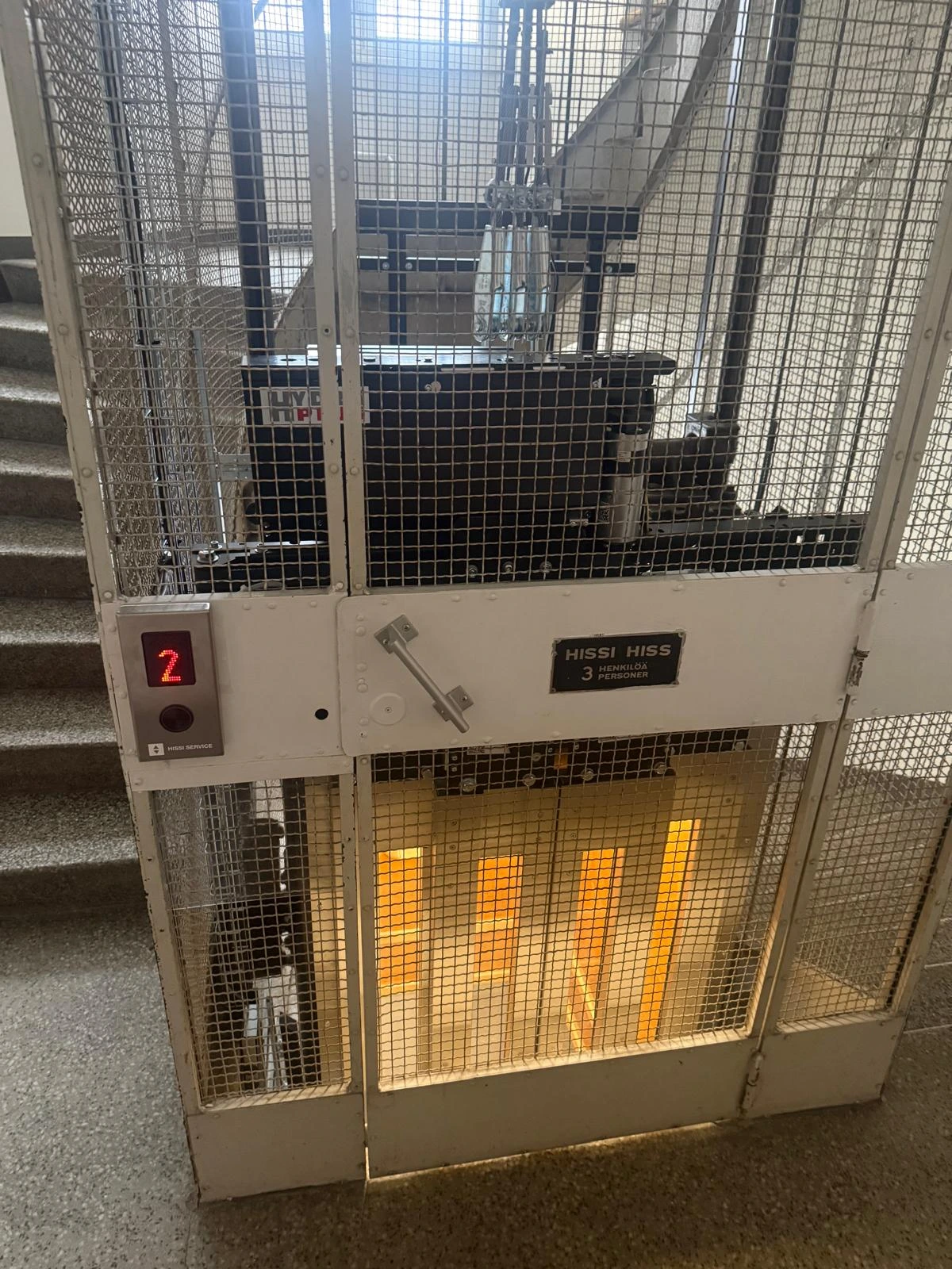 Hissi joka on jumissa ensimmäisen ja toisen kerroksen välissä