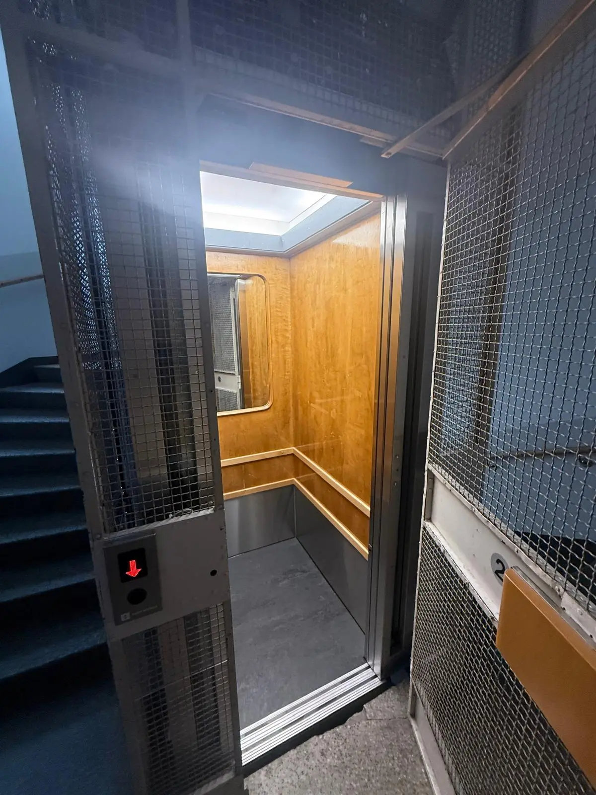 Hissi joka on jumissa ensimmäisen ja toisen kerroksen välissä