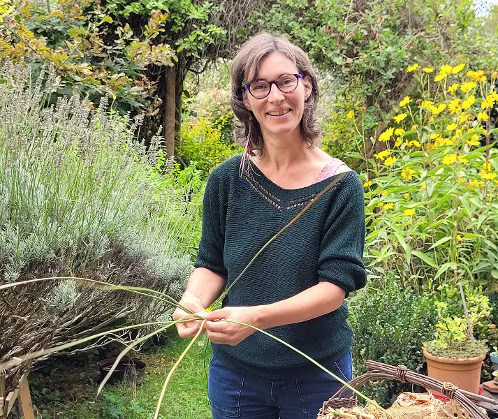 Portrait Christelle Brizard, spécialiste de la vannerie sauvage