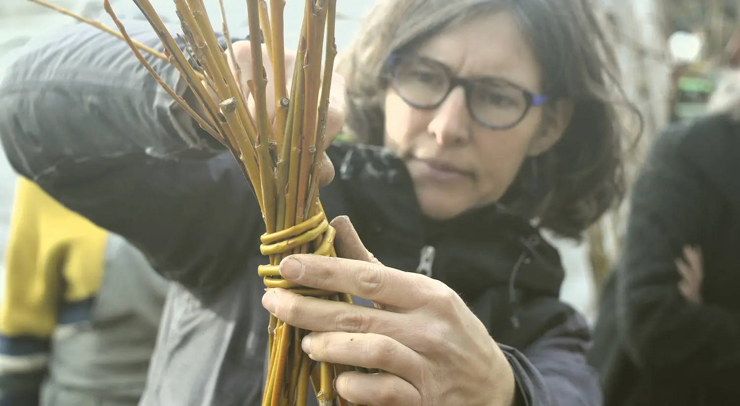Portrait Christelle Brizard en train de créer un objet en vannerie buissonnière