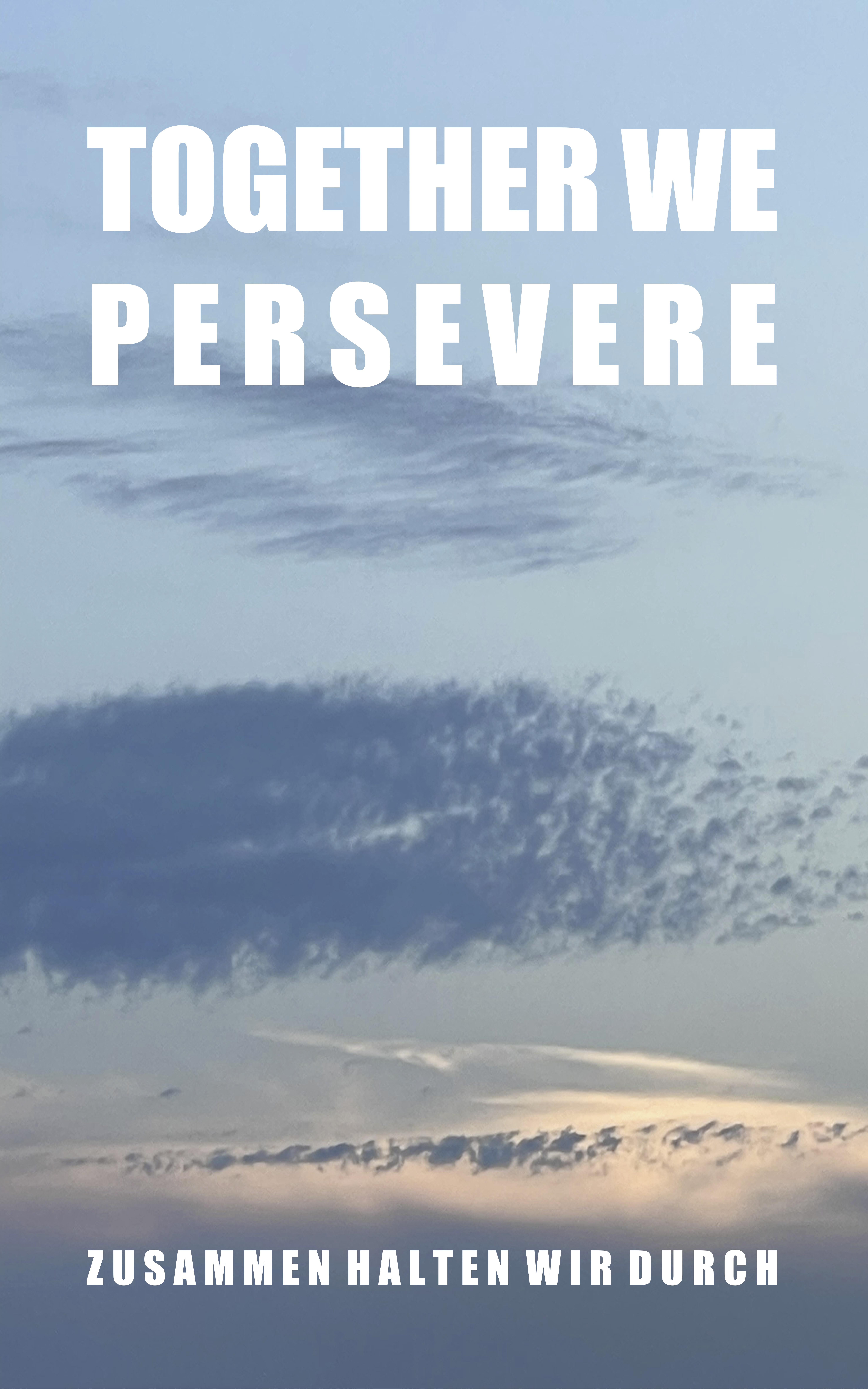 Kunstwerk "Together we persevere": Bedrucktes Multifunktionstuch mit dem Bild eines Sonnenaufgangs am Himmel und der Aufschrift "Zusammen halten wir durch" auf deutsch und englisch.