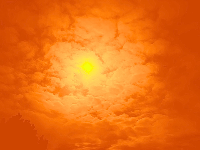 Orange eingefärbter Hiddenseer Nachthimmel mit Vollmond der durch Wolken durchscheint. 