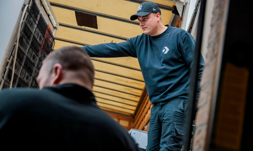 Verhuizers van Schlechter aan het werk in Doesburg