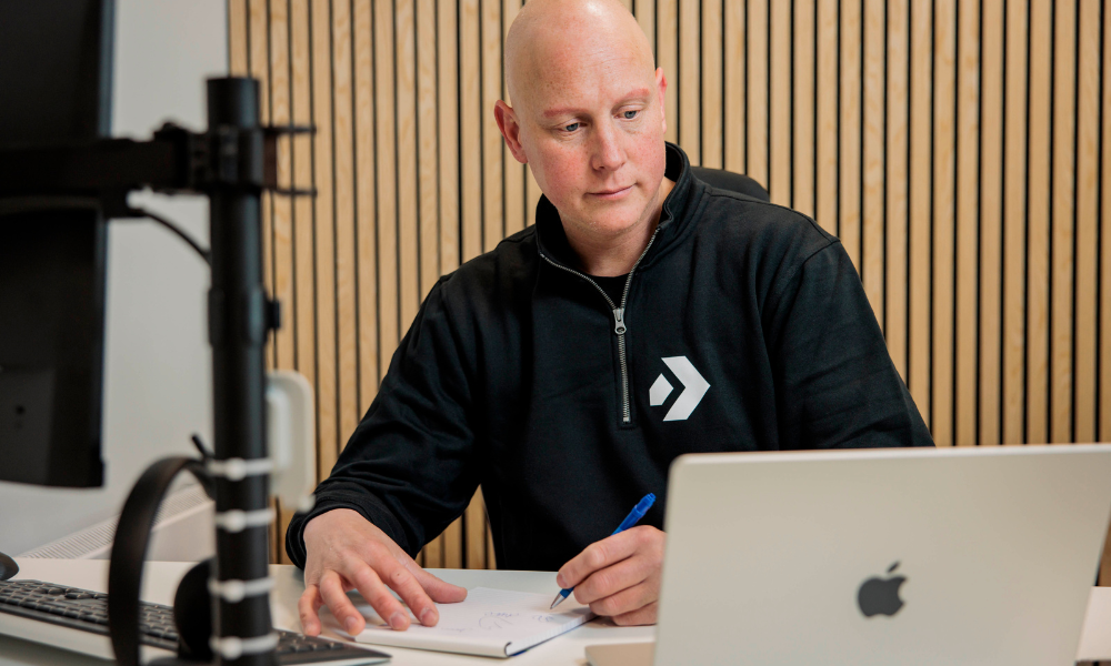 Senior bij opslagruimte van Schlechter in Wehl