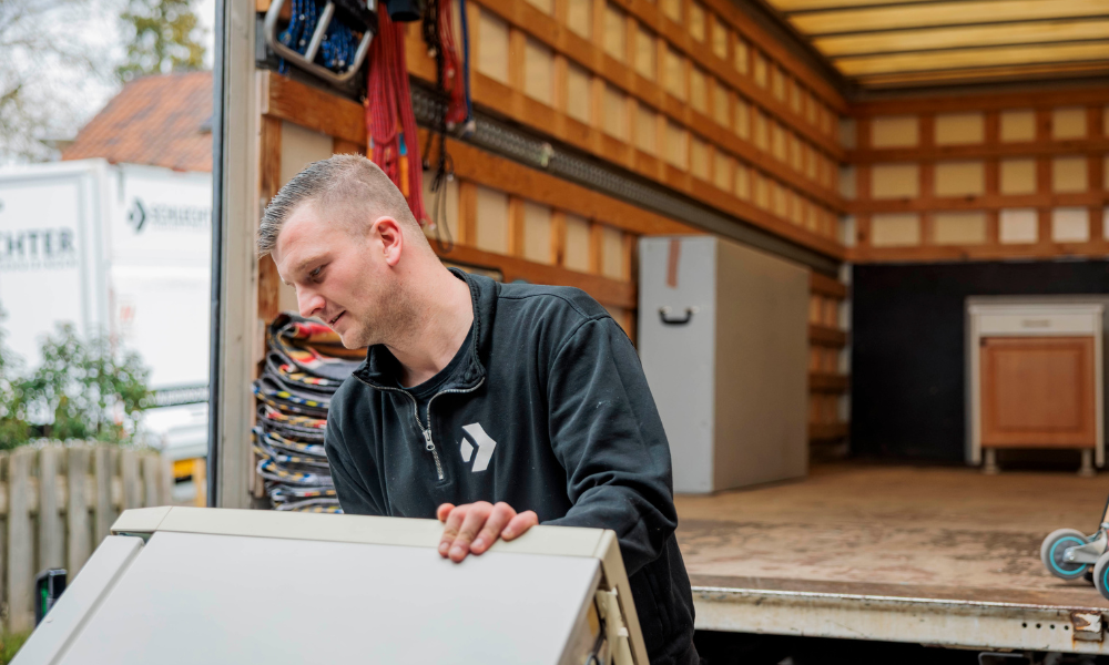 Verhuizers van Schlechter aan het werk