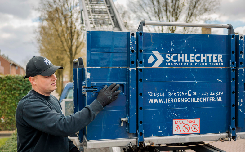 medewerker met verhuislift