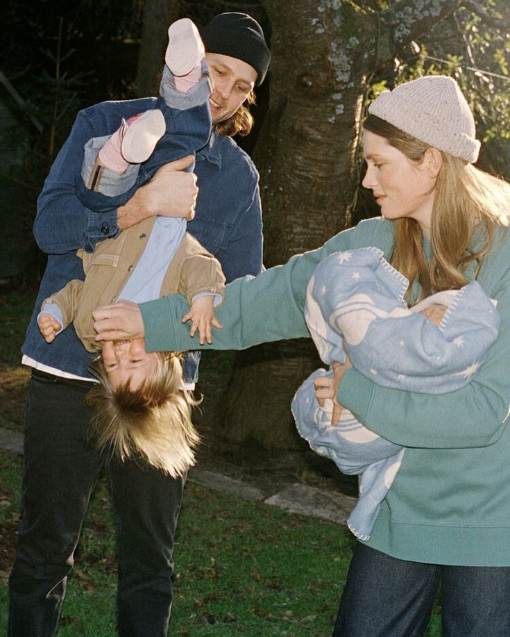 Eltern spielen mit ihren Kindern im Freien – Alltag einer Familie im öffentlichen Raum
