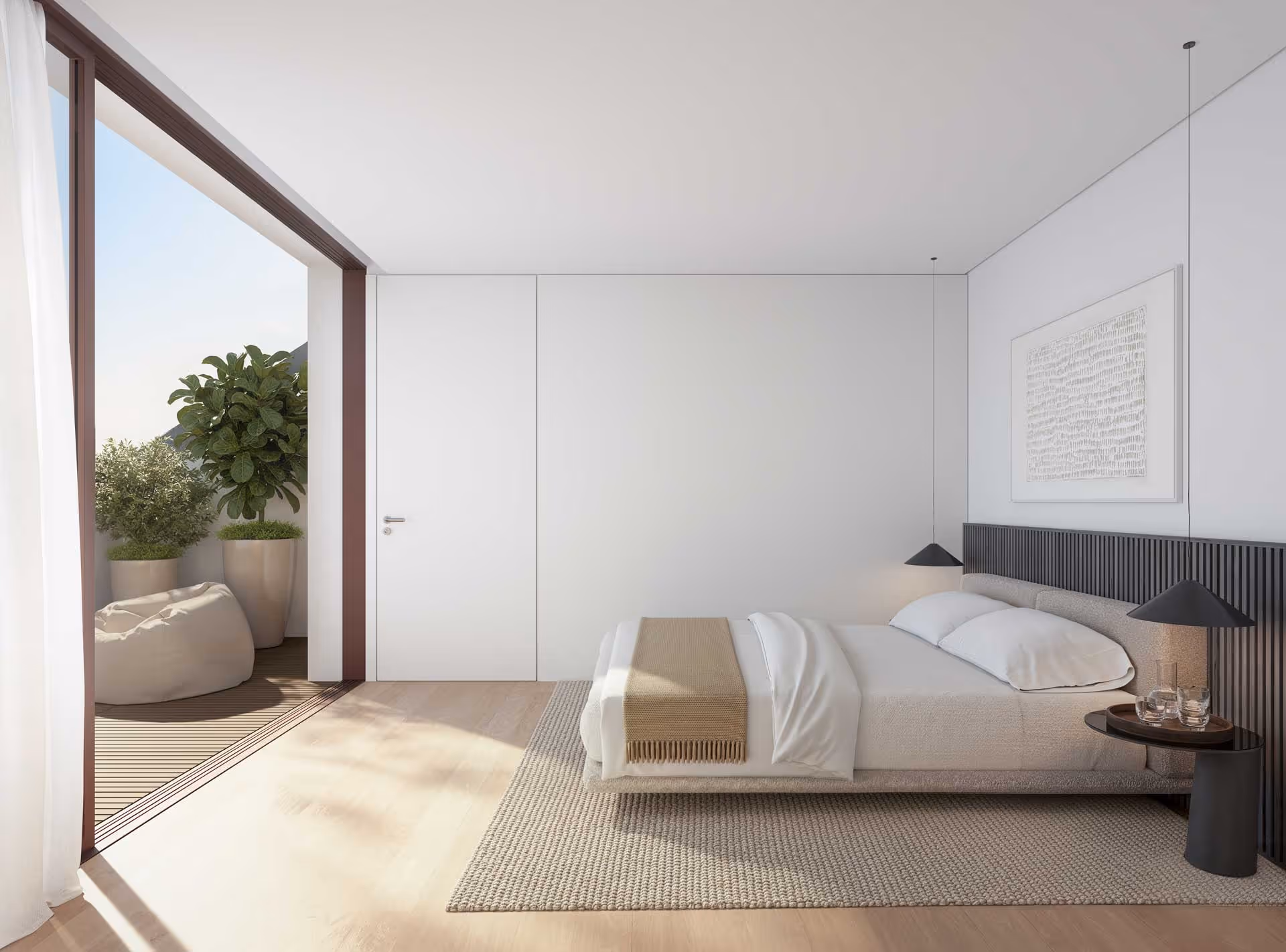 Quarto moderno com cama de casal bege, colcha branca e manta castanha, luminárias pendentes pretas e varanda com plantas em vasos grandes.