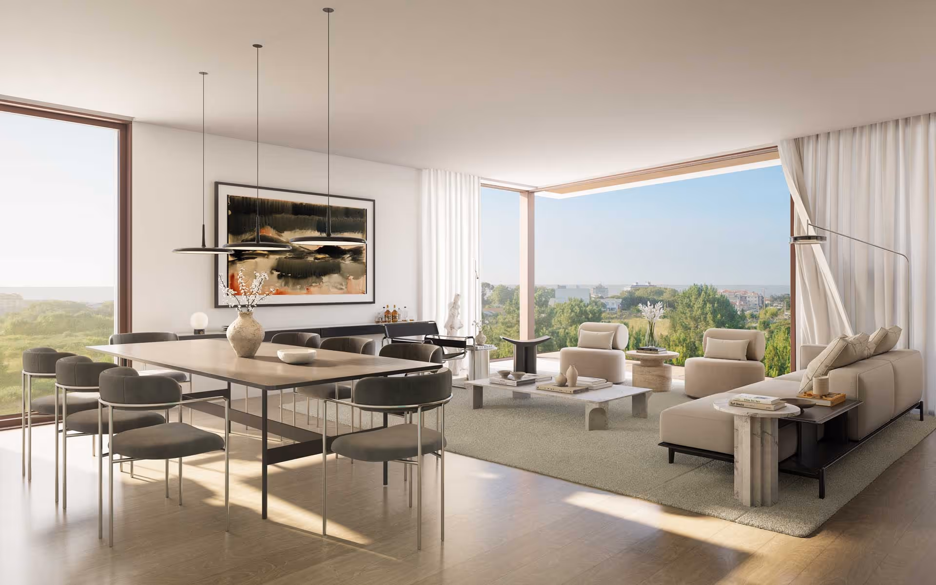 Sala de estar e jantar moderna com mesa de madeira, cadeiras cinza, sofás claros e janelas amplas com vista para área verde.