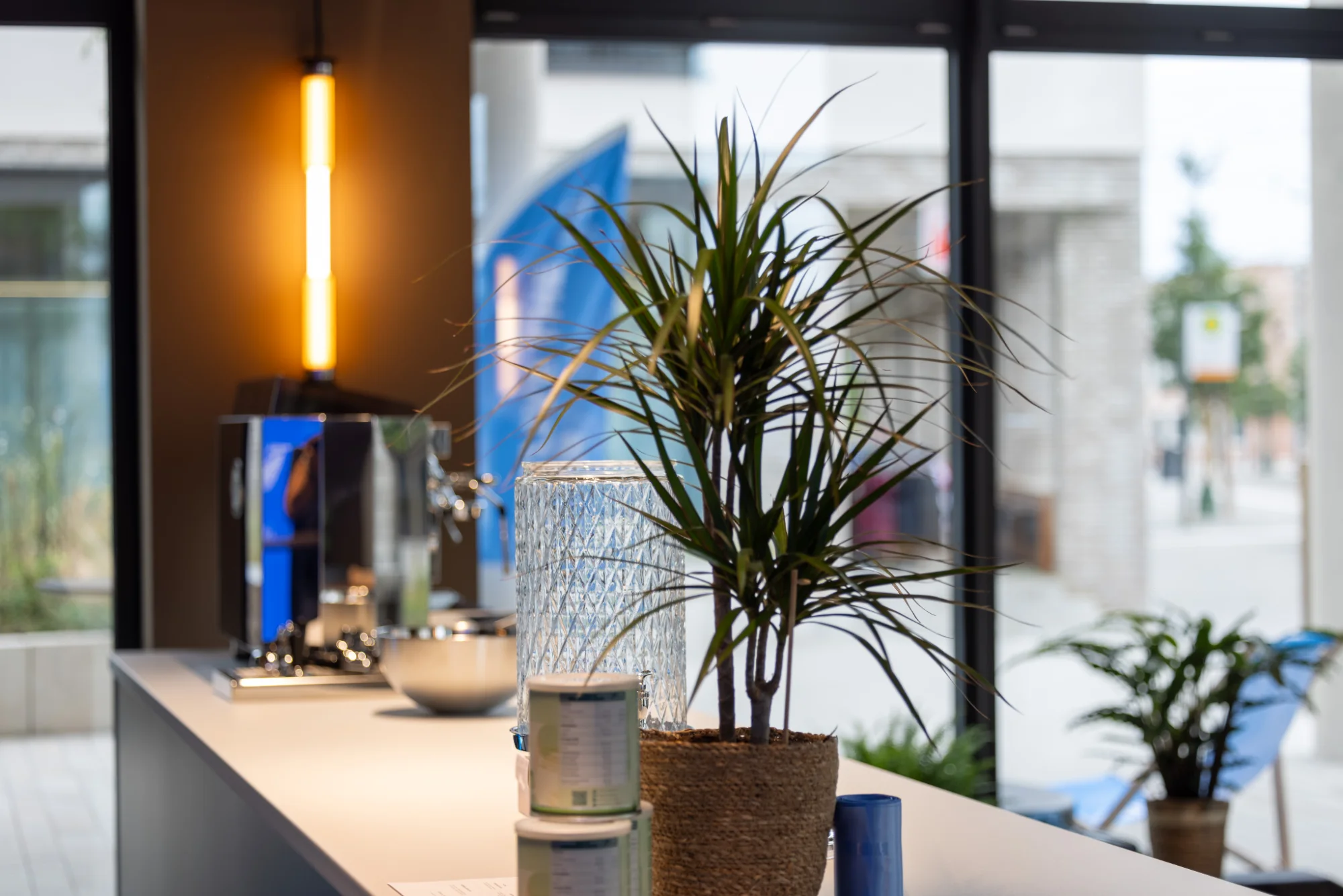 Theke im Longevity Health Café mit Siebträgermaschine, Wasserspender und Pflanze