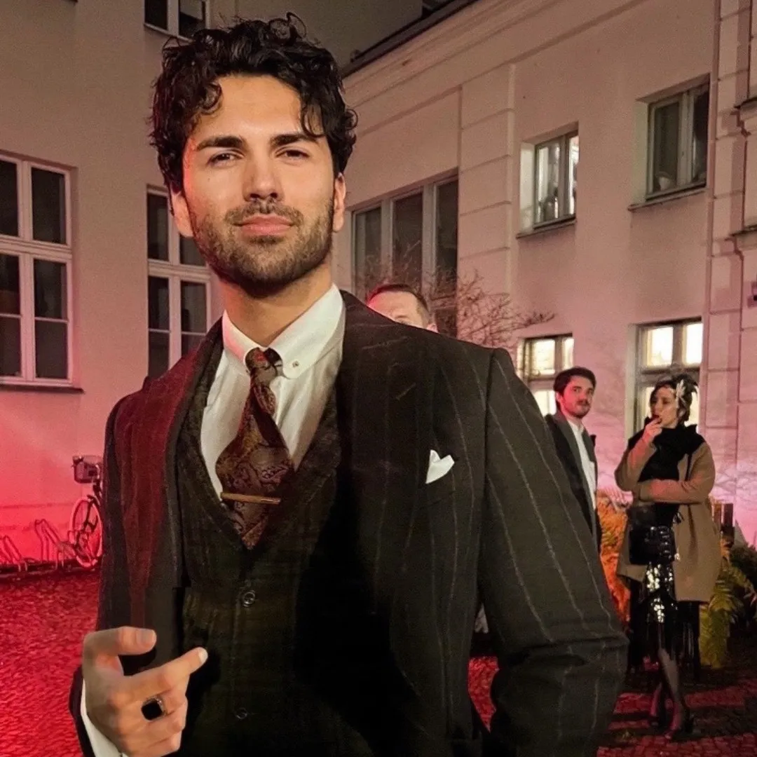 Davis Schulz grinsend im Anzug