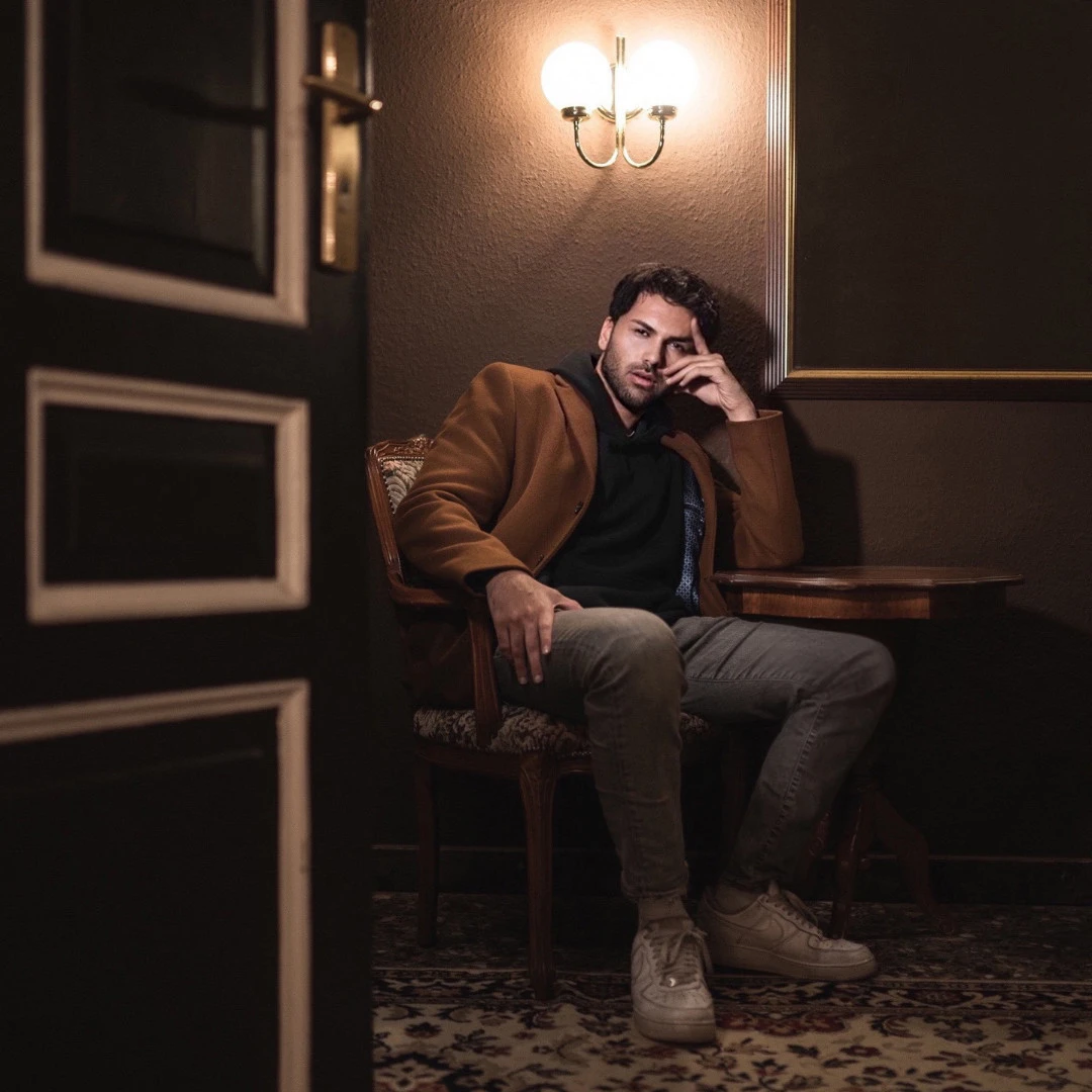 Davis Schulz nachdenklich im braunen Mantel in der Frontansicht
