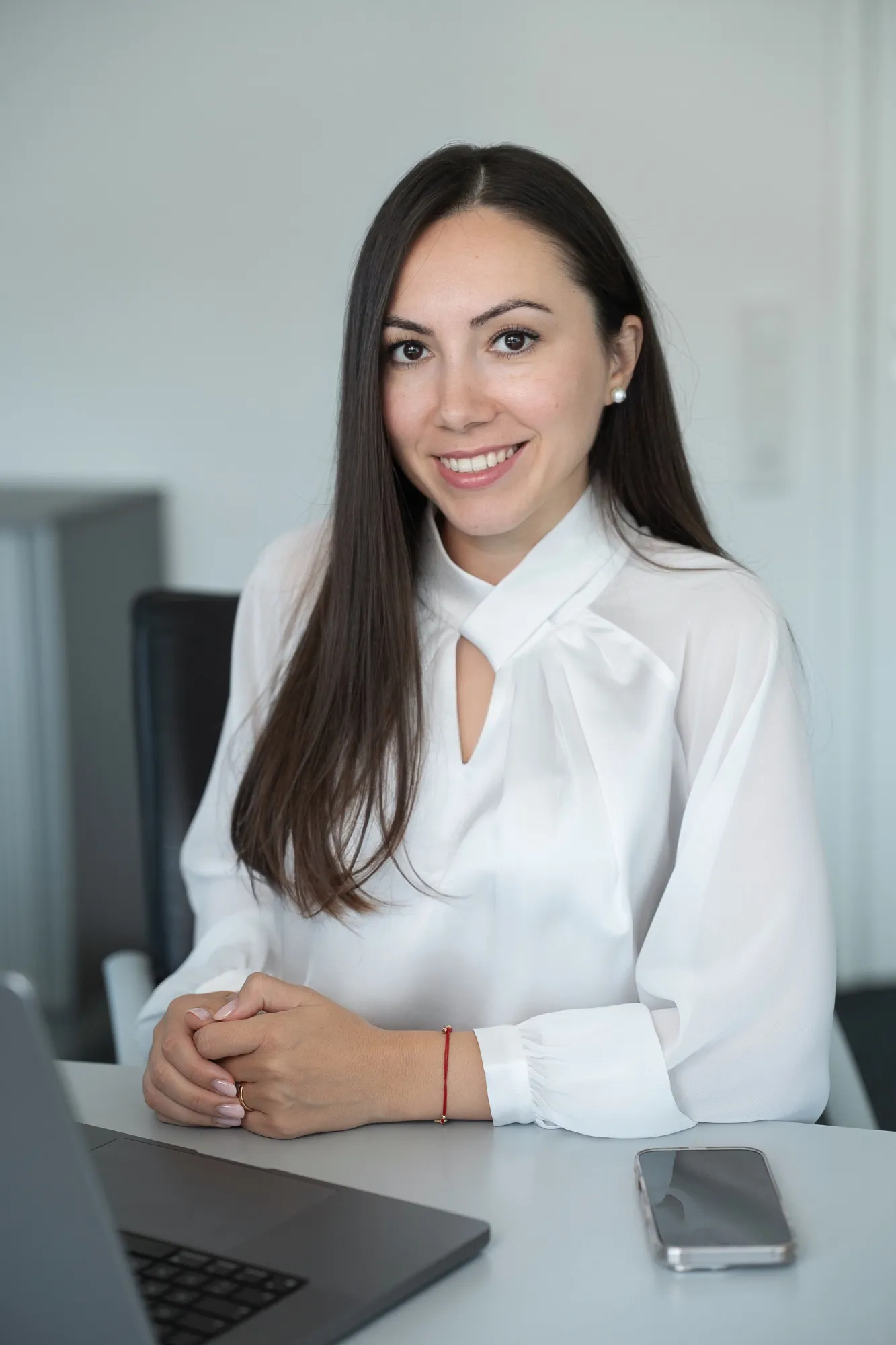 Porträt von Alina-Lavinia Dalmann, Inhaberin von Schwarzfels Immobilien