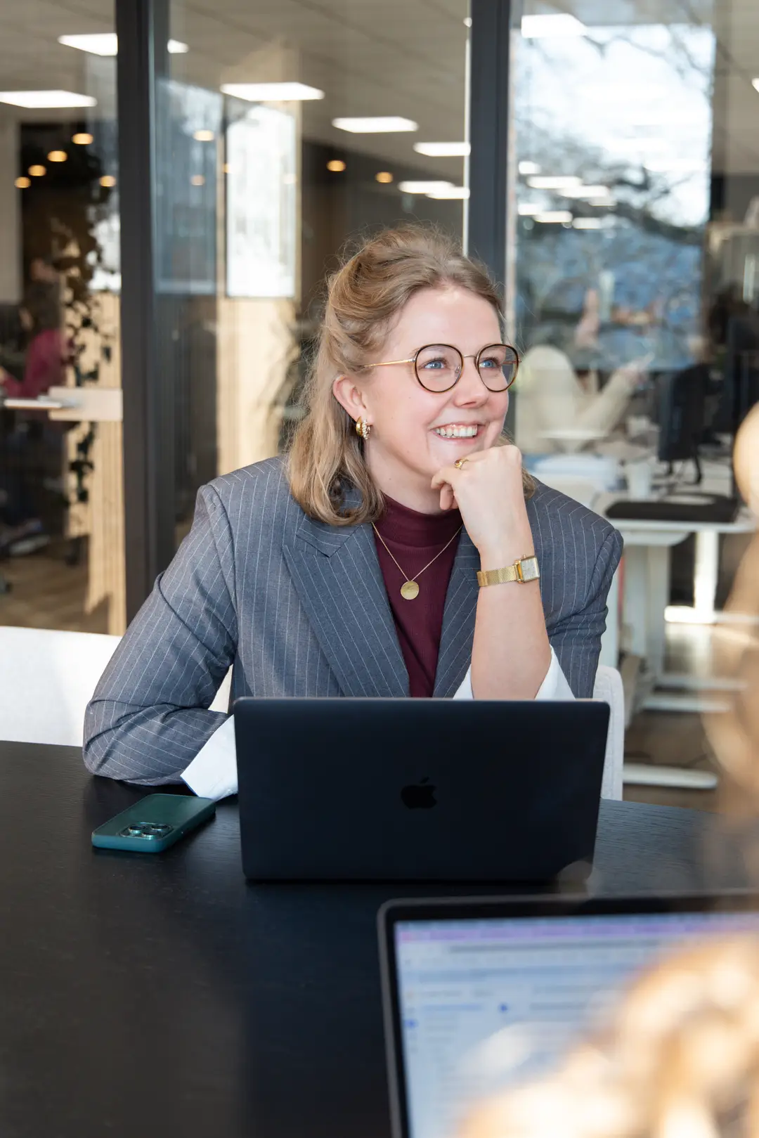 Partner LeadLogic tijdens een gesprek over marketing en leadgeneratie