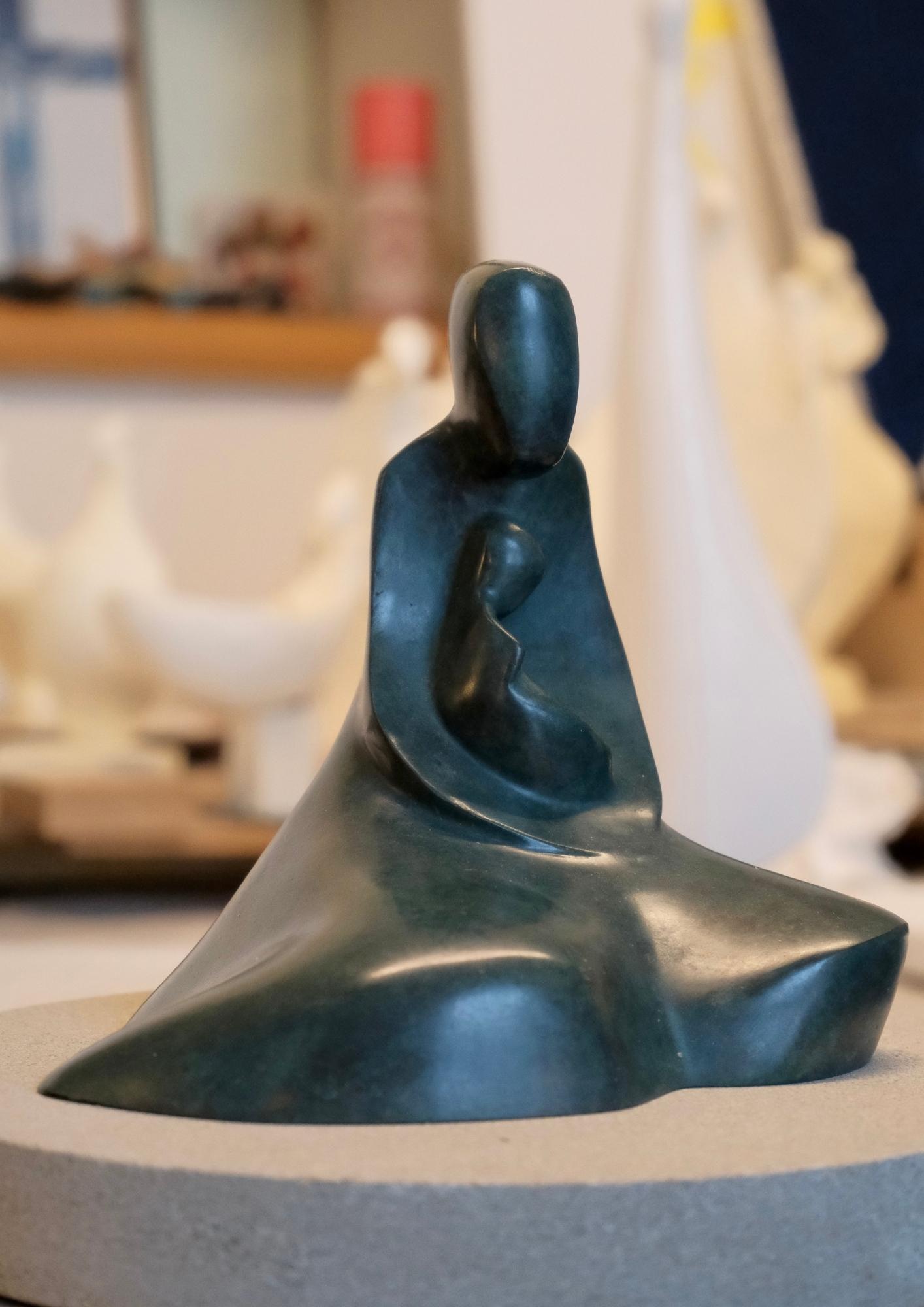 Sculpture Vierge de Tendresse de l'Atelier Philippe Gancel en bronze représentant une mère tenant son enfant.