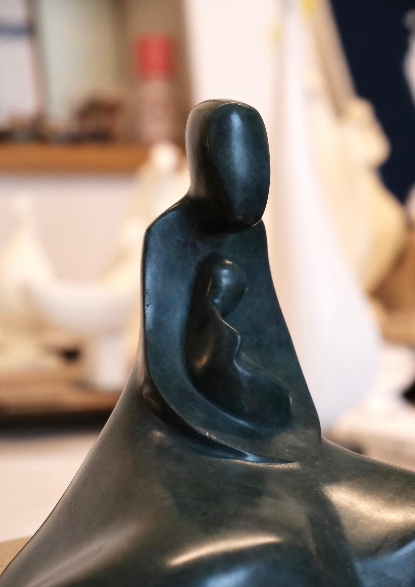 Sculpture Vierge de Tendresse de l'Atelier Philippe Gancel en bronze représentant une figure maternelle tenant un enfant.
