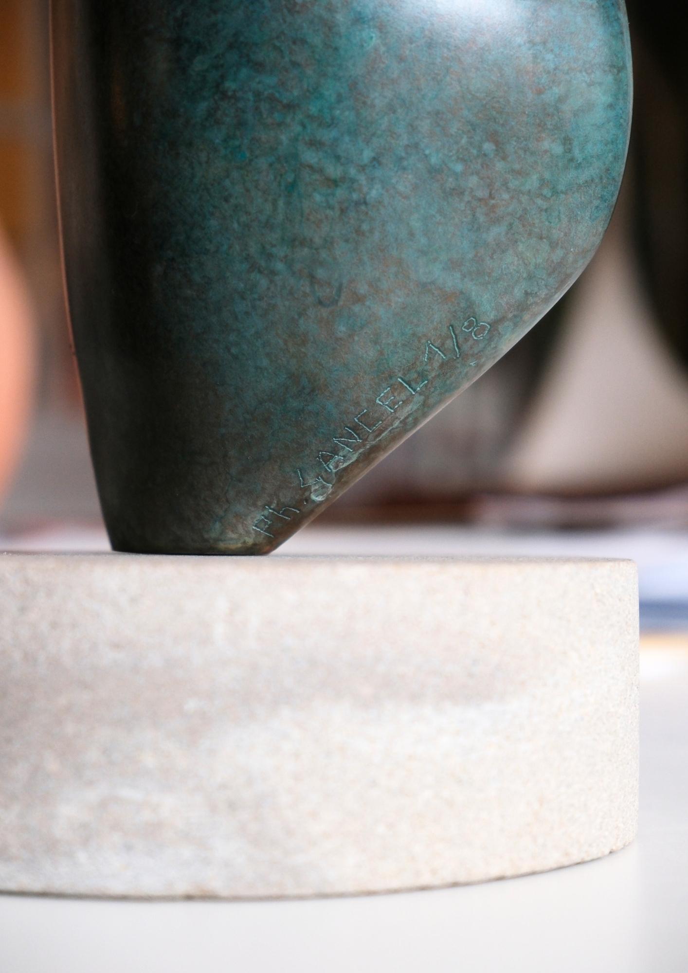 Gros plan sur la base de la sculpture Vierge à l'Enfant de l'Atelier Philippe Gancel en bronze sur socle rond en pierre avec la signature gravée "Ph. Gancel 1/8" 