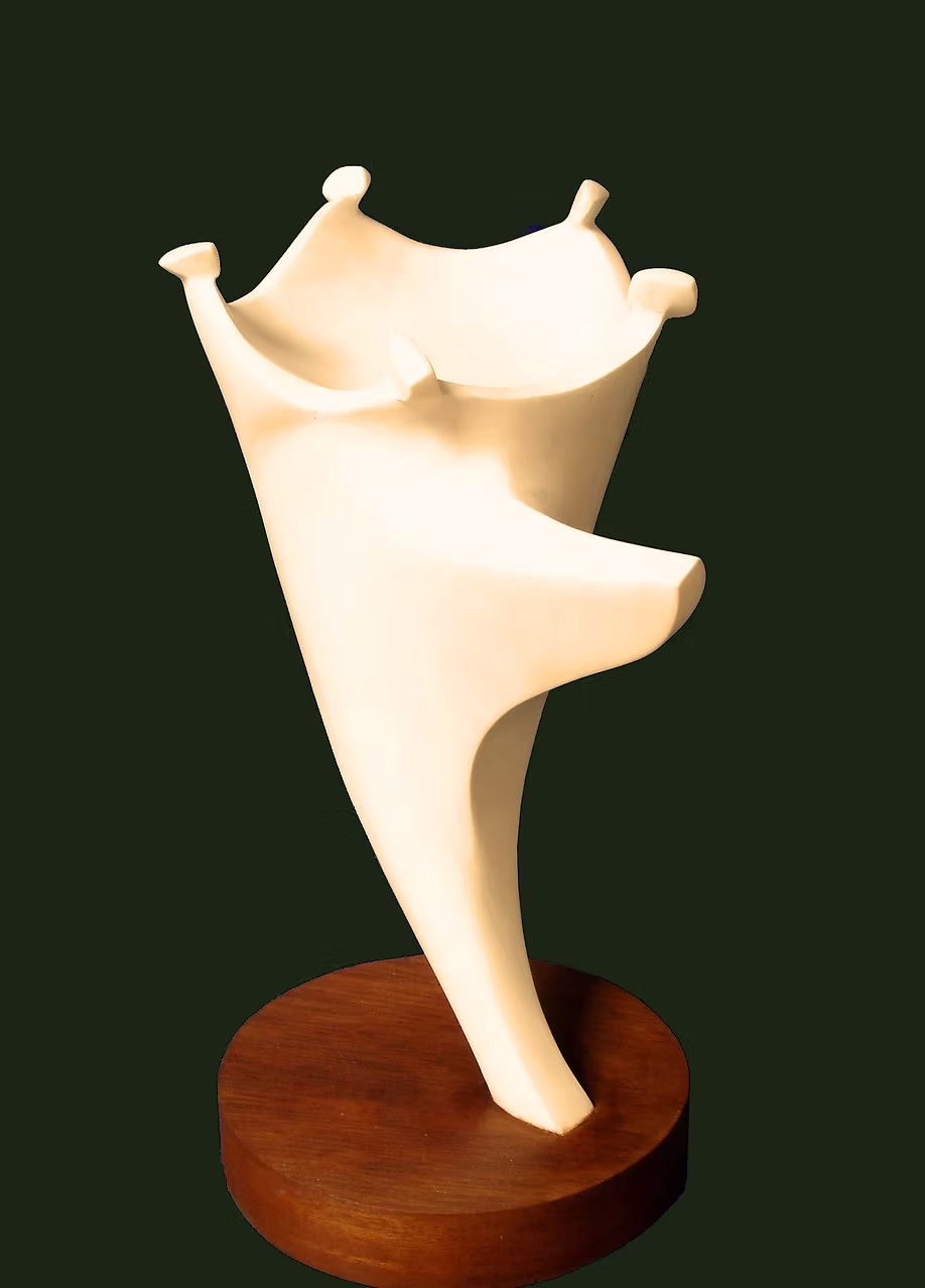 Sculpture abstraite blanche sur un socle en bois, avec des formes courbées et des prolongements en relief par Philippe Gancel