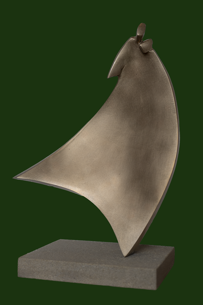 Sculpture Confidence en bronze poli de l'Atelier Philippe posée sur un socle rectangulaire dans un atelier artistique.