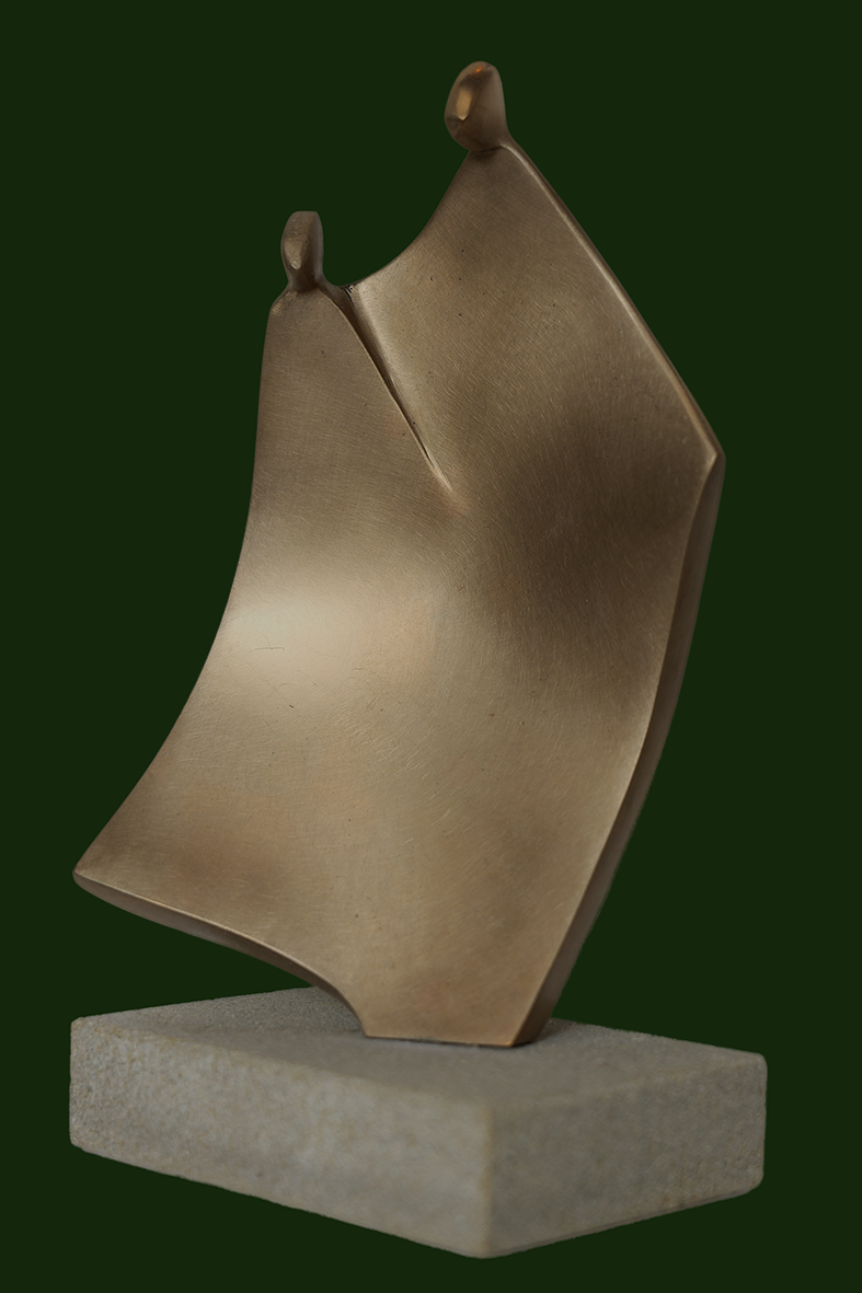 Sculpture Affection de l'Atelier Philippe Gancel en bronze  poli sur un socle en pierre, représentant deux personnages stylisés vus de dos.