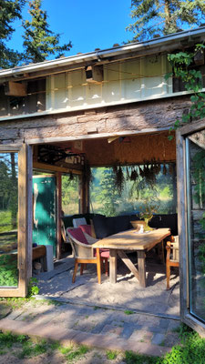 Ganz aus Upcycling-Materialien mit Sandboden