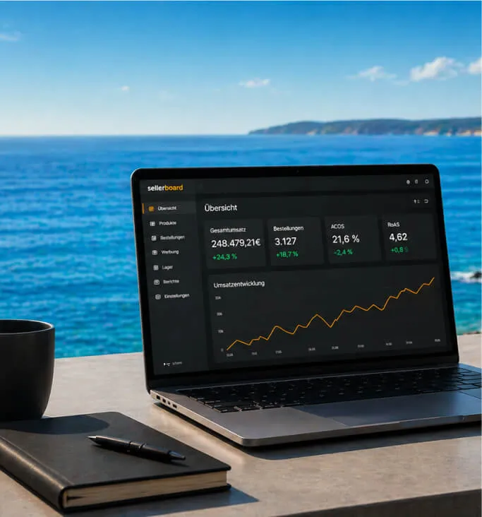 Laptop mit Dashboard auf einer Terrasse am Meer