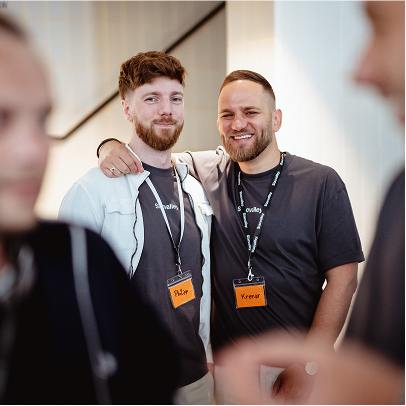 Zwei Teammitglieder bei einem Firmenevent