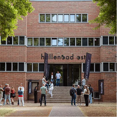 Teilnehmende vor dem Hallenbad Ost bei einem AMASULTING-Event