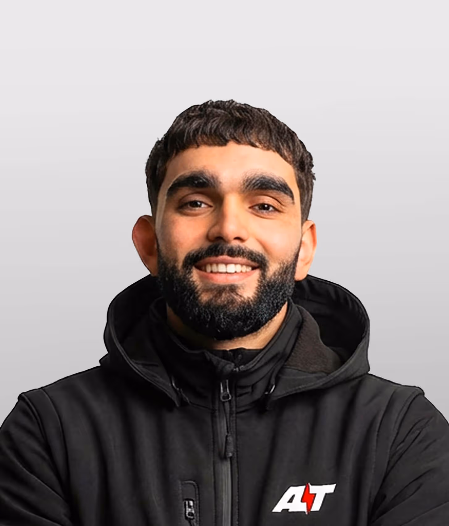 Anthony Haon, co-fondateur de AT Élec, entreprise accompagnée dans la création de son identité visuelle par Kreamand Studio.