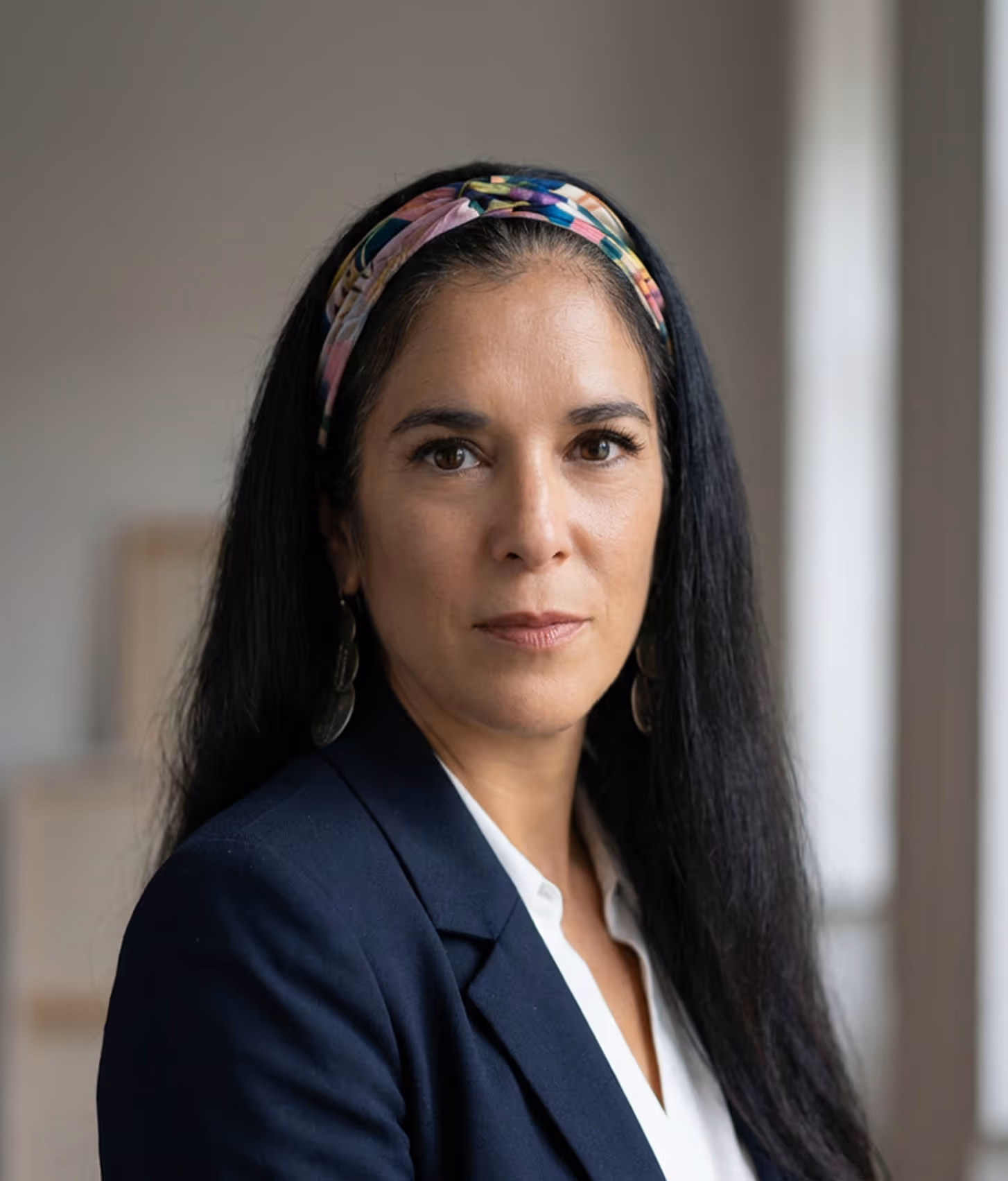 Aurélie Carles, avocate en droit du travail, accompagnée dans la création de son identité visuelle et de son site web par Kreamand Studio.