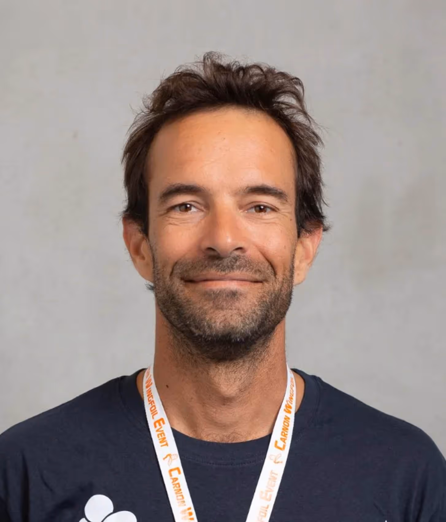 Mickael Blanco, fondateur de Wingsail Coaching, école de wingfoil accompagnée par Kreamand Studio dans la création de son identité visuelle.