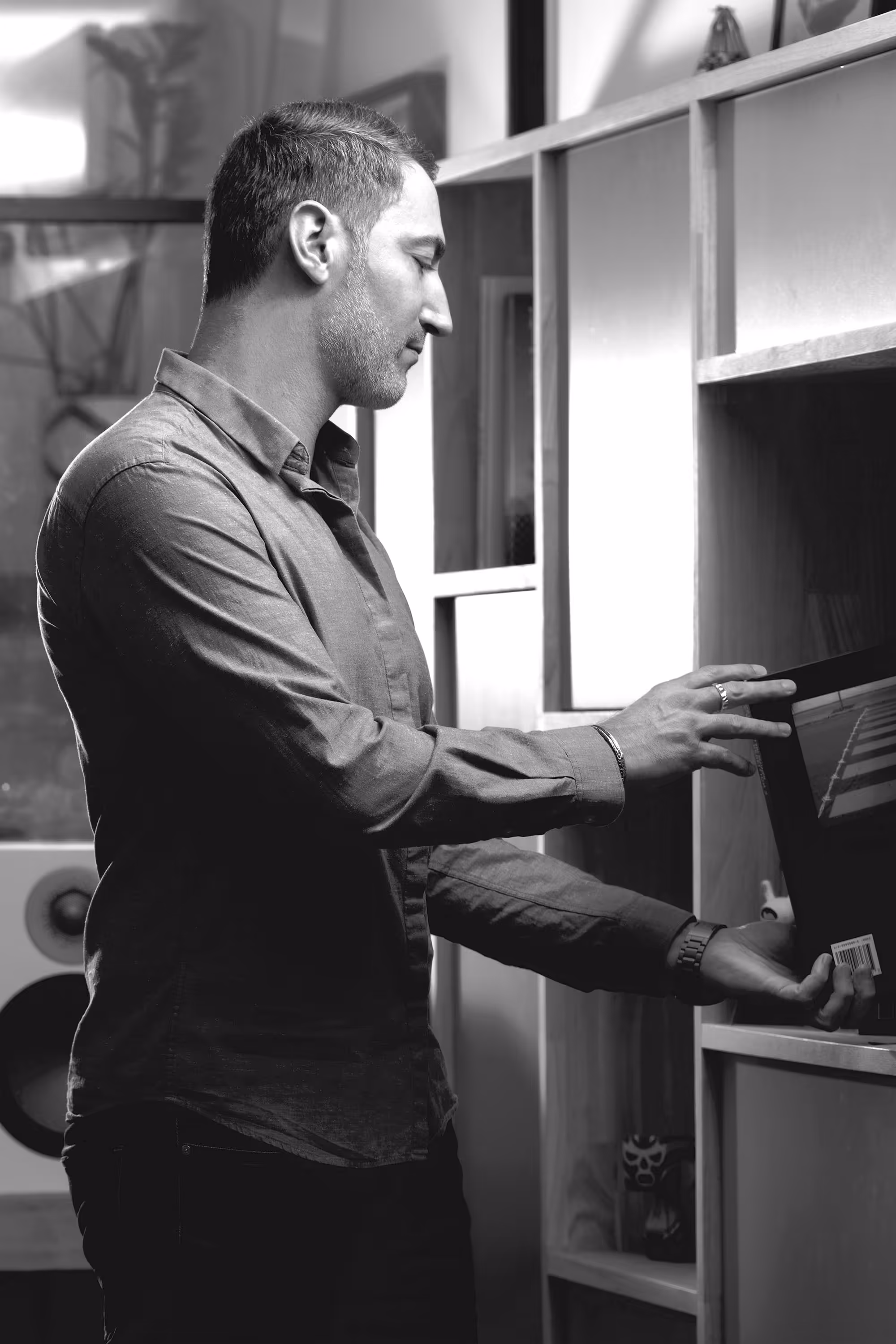 Benoit en train de prendre un livre dans une bibliothèque, designer et fondateur de Kreamand Studio, photographie réalisée par Mr Yoppick.