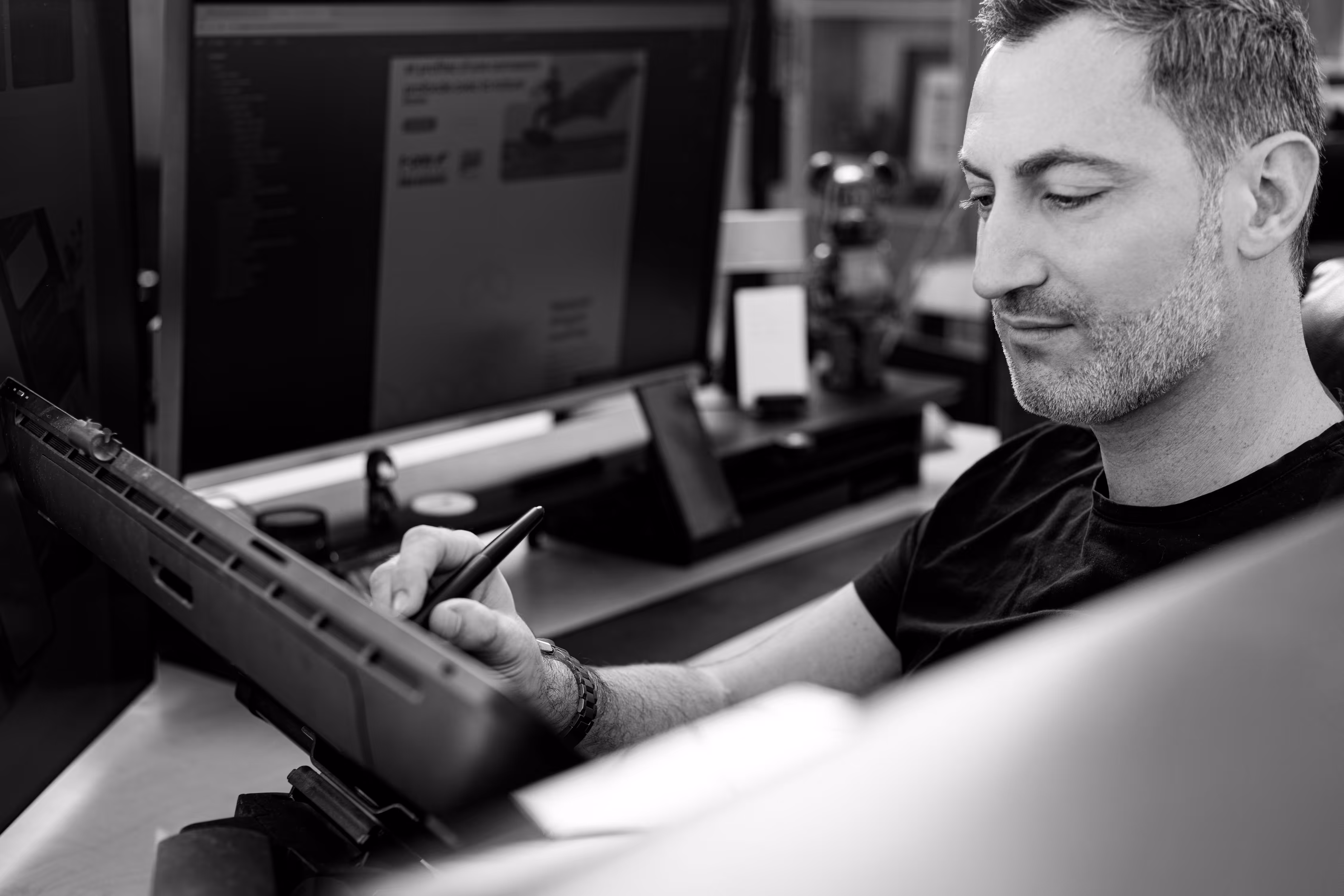 Benoit en train de travailler sur un projet de design graphique chez Kreamand Studio, photographie réalisée par Mr Yoppick.