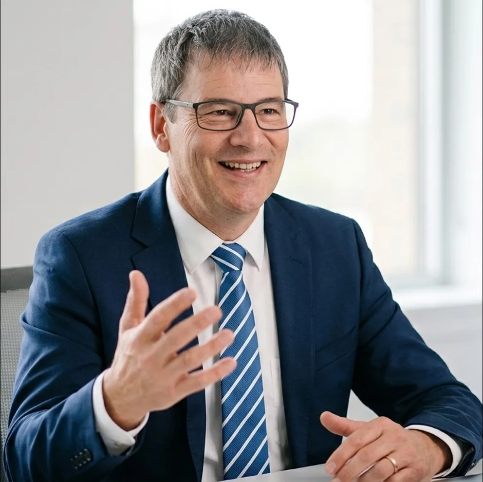 Bernd Jacobs, Sales Director Institutional, im Kundengespräch