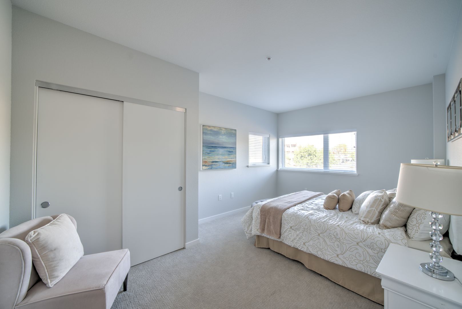 bedroom with furniture 