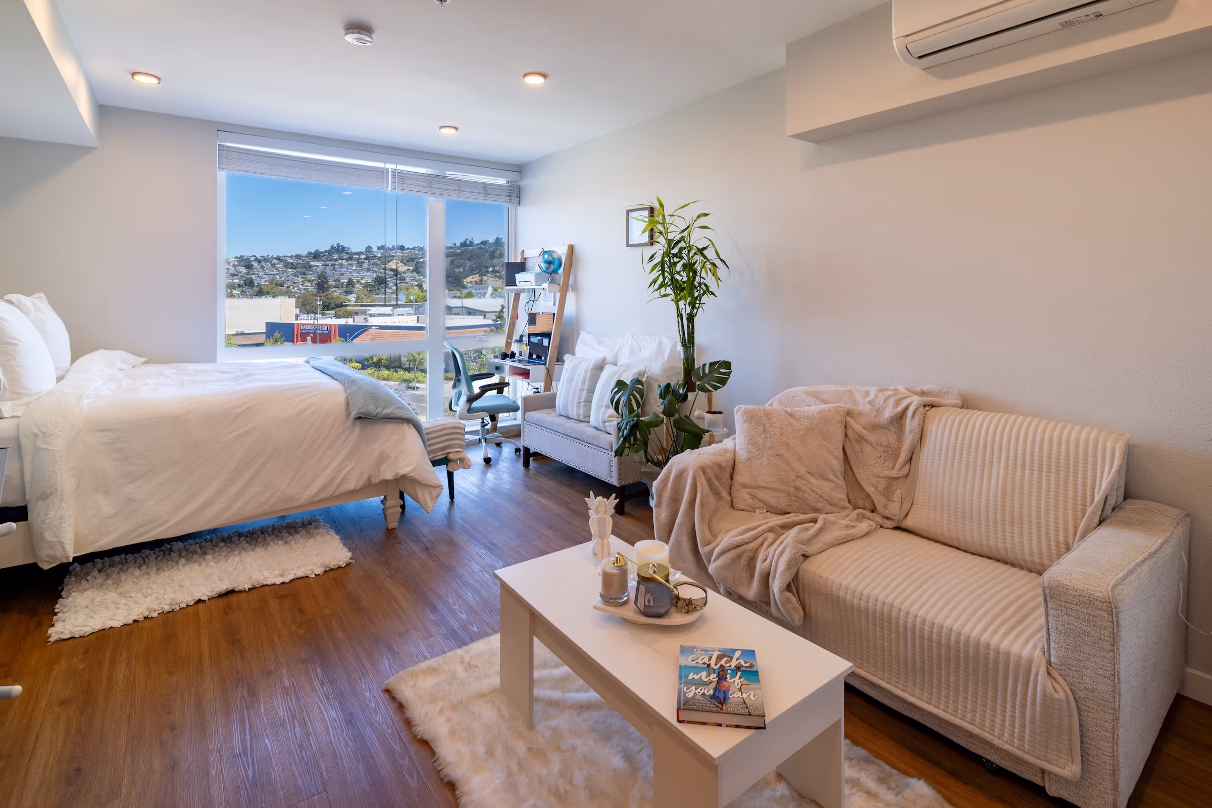 bedroom with bed and furniture 