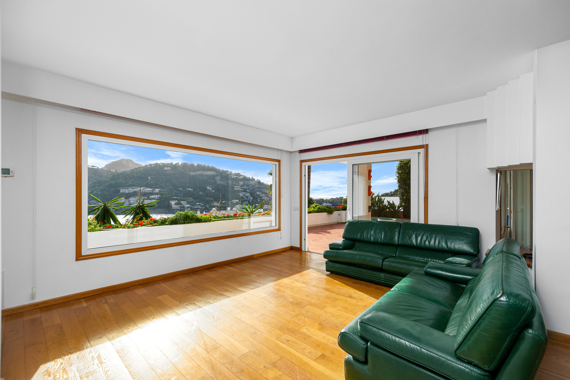 7 Salon + vistas + salida terraza.jpg