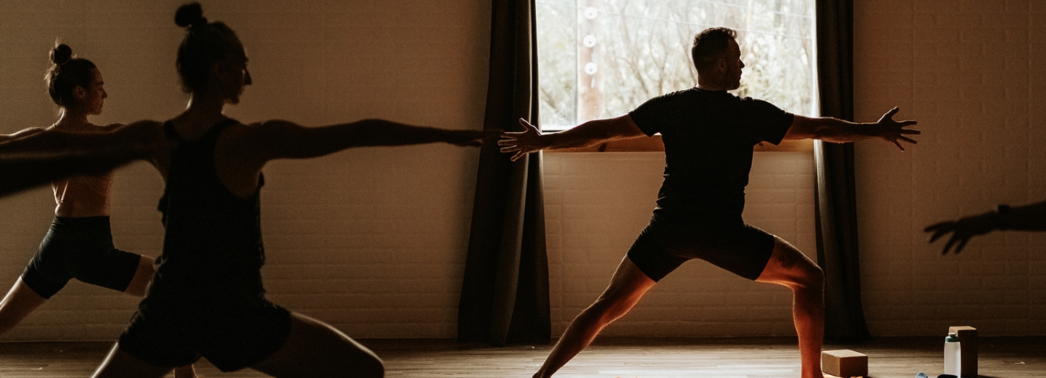 Séance de yoga à l'académie idolem