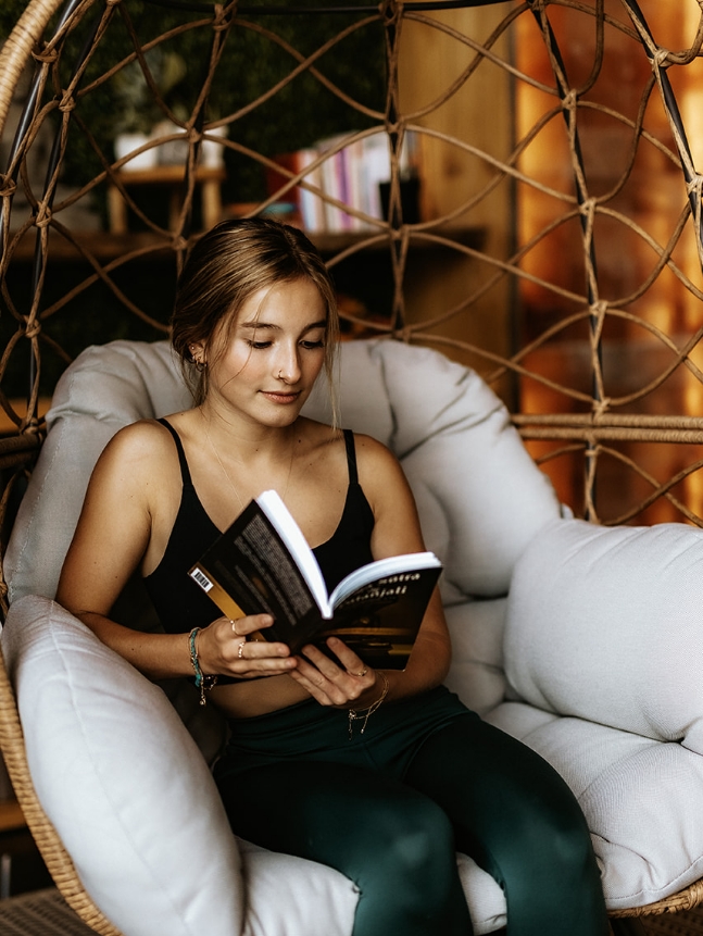 Femme qui lit un livre