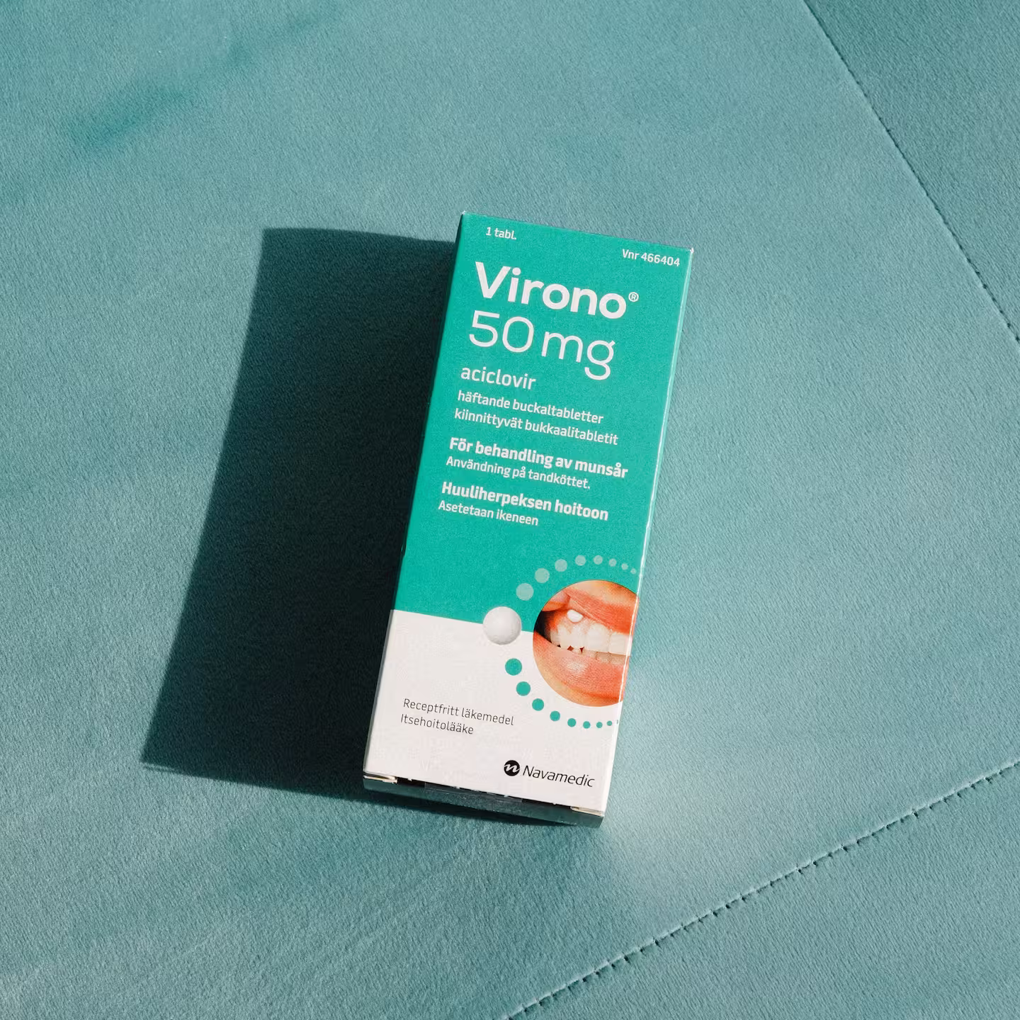 Förpackningen av Virono 50 mg aciklovir mot en grön-turkos bakgrund