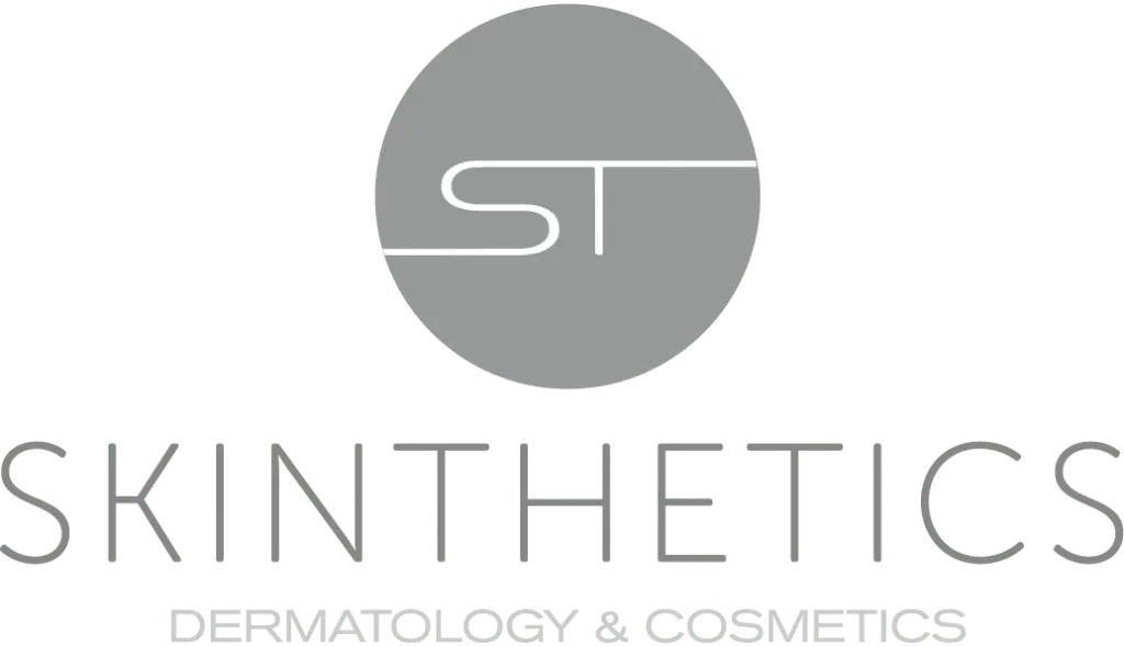 Skinthetics Logo:
Skinthtetics-Text mit Dermatologie & Kosmetik al unter Schrift unter einem grauen Kreis mit den Buchstaben ST.