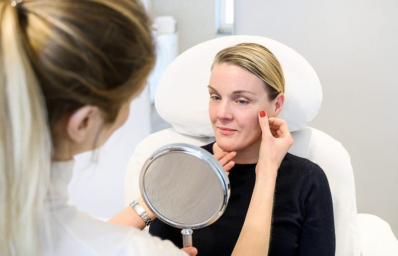 Gesichtsbehandlung bei Skinthetics Cosmetics in Düsseldorf