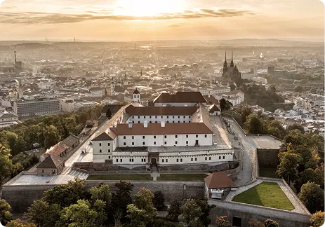 Letní pohled na pevnost Špilberk s městem Brnem za soumraku.