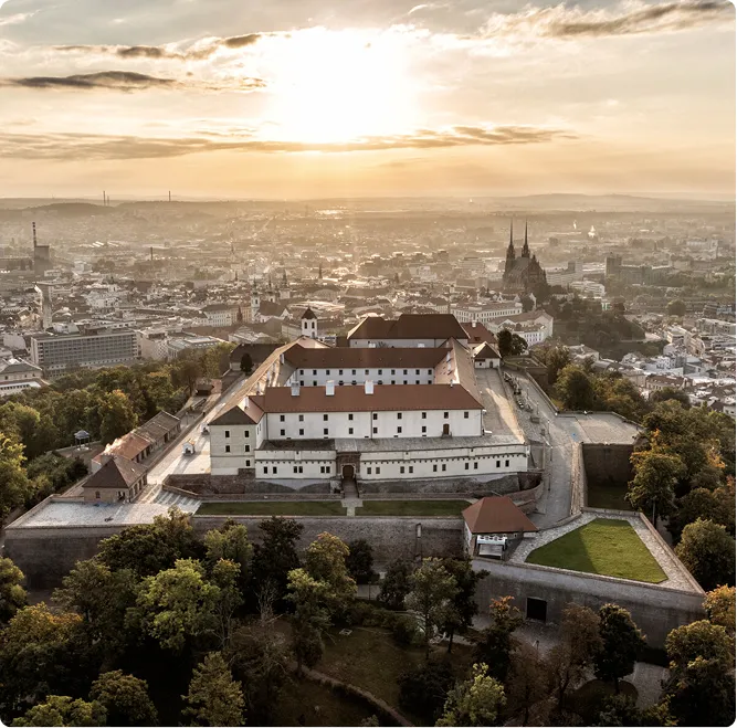 Hrad Špilberk na kopci s výhledem na Brno při západu slunce